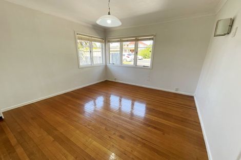 Photo of property in 4 Paton Avenue, Te Atatu South, Auckland, 0610
