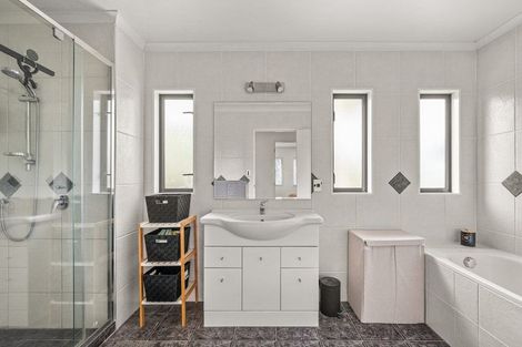 Photo of property in 29 Hogarth Rise, West Harbour, Auckland, 0618