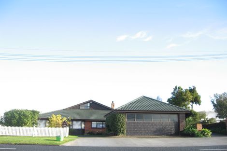 Photo of property in 66a Mellons Bay Road, Mellons Bay, Auckland, 2014