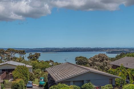 Photo of property in 4 Pluto Place, Beach Haven, Auckland, 0626