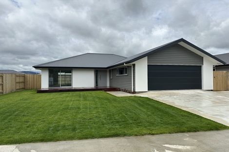 Photo of property in 32 Solitude Crescent, Kelvin Grove, 4414