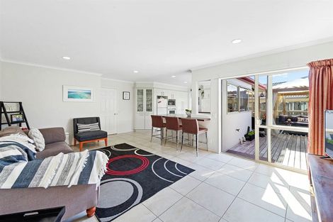 Photo of property in 108 Golfland Drive, Golflands, Auckland, 2013