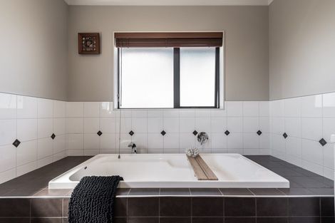 Photo of property in 8 Cooper Crescent, Cambridge, 3434