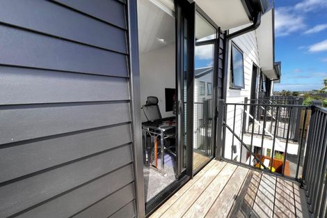 Photo of property in 8/6 St Leonards Road, Kelston, Auckland, 0602