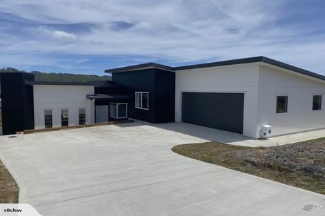 Photo of property in 2 Omaka Place, Aotea, Porirua, 5024