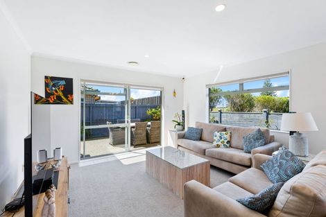 Photo of property in 19 Francis Skinner Place, Orewa, 0931