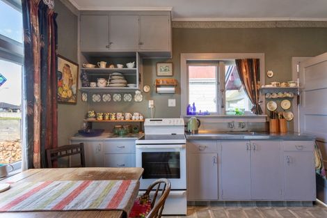 Photo of property in 6 Waterloo Street, Dannevirke, 4930