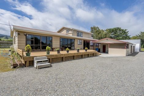 Photo of property in 55 Waikawa Beach Road, Manakau, Levin, 5573