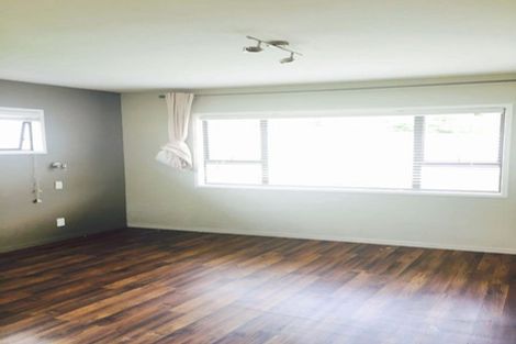Photo of property in 4 Landsberg Way, Windsor Park, Auckland, 0632