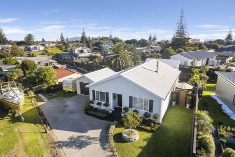Photo of property in 39 Seagrass Place, Otaki Beach, Otaki, 5512