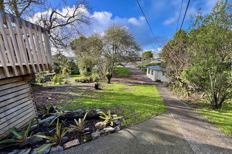 Photo of property in 15 Pine Avenue, Henderson, Auckland, 0612