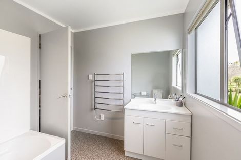 Photo of property in 24 Springtime Crescent, Stanmore Bay, Whangaparaoa, 0932