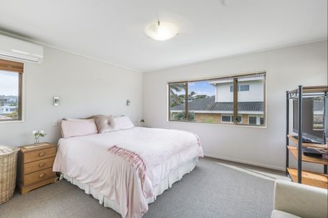 Photo of property in 13 Kahala Place, West Harbour, Auckland, 0618