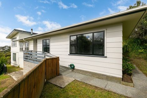 Photo of property in 32 Bellringer Crescent, Newlands, Wellington, 6037