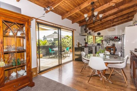 Photo of property in 215 Shaw Road, Titirangi, Auckland, 0604