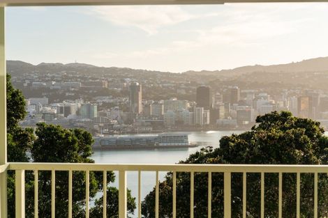 Photo of property in 37 The Crescent, Roseneath, Wellington, 6011