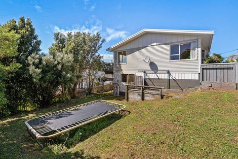 Photo of property in 6 Link Road, Newlands, Wellington, 6037
