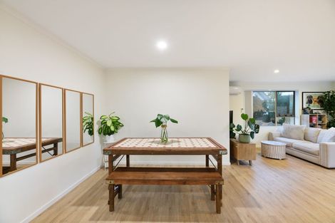 Photo of property in 8 Woodbank Drive, Glen Eden, Auckland, 0602