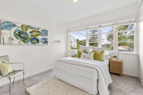 Photo of property in 32 Hanlon Crescent, Narrow Neck, Auckland, 0624
