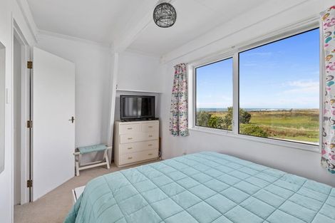Photo of property in 3 Harapaki Road, Riversdale Beach, Masterton, 5872