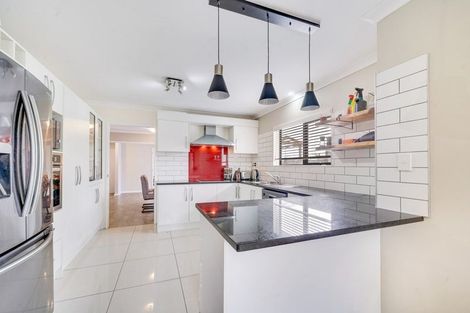 Photo of property in 2 Kirikiri Drive, Papakura, 2110