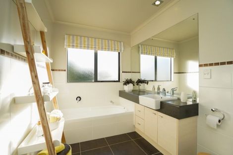 Photo of property in 11 Girvan Terrace, Wattle Downs, Auckland, 2103