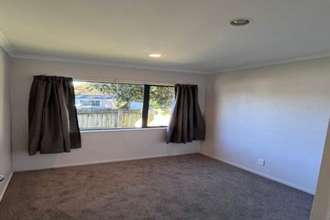 Photo of property in 36 Serwayne Place, Sunnyvale, Auckland, 0612
