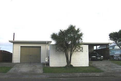 Photo of property in 8 Somes Crescent, Newlands, Wellington, 6037