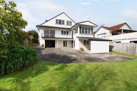 Photo of property in 52 Forest Lake Road, Forest Lake, Hamilton, 3200