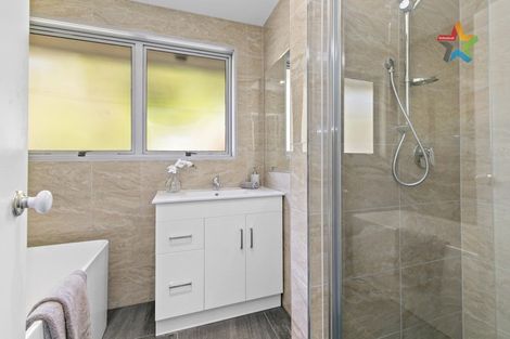 Photo of property in 6 Waipuna Grove, Stokes Valley, Lower Hutt, 5019