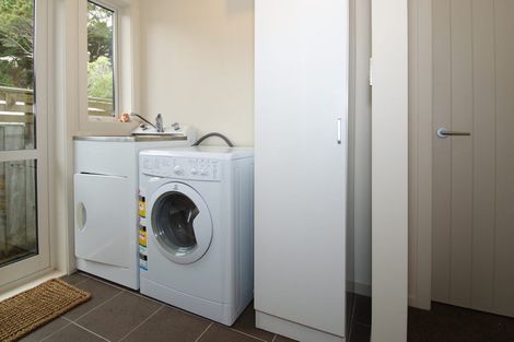 Photo of property in 15a Lyndfield Lane, Newlands, Wellington, 6037