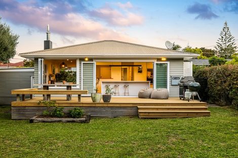 Photo of property in 4 Divich Avenue, Te Atatu South, Auckland, 0610