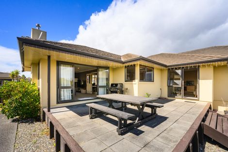 Photo of property in 19 Johnstone Drive, Fitzherbert, Palmerston North, 4410