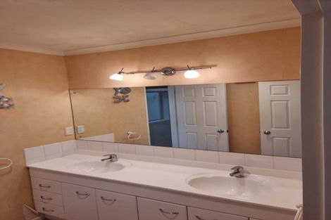 Photo of property in 3 Cricklade Terrace, Windsor Park, Auckland, 0632