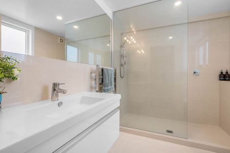 Photo of property in 19 Awaroa Road, Sunnyvale, Auckland, 0612