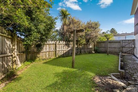 Photo of property in 5 San Bernadino Drive, Henderson, Auckland, 0612