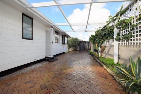 Photo of property in 15 Wakeling Avenue, Te Atatu South, Auckland, 0610