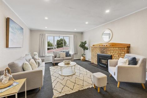 Photo of property in 15 Victory Crescent, Tawa, Wellington, 5028