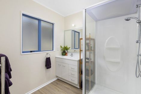 Photo of property in 49a Lyndfield Lane, Newlands, Wellington, 6037