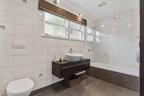 Photo of property in 4 Longfellow Parade, Glen Eden, Auckland, 0604