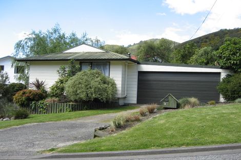 Photo of property in 2 Angle Street, Picton, 7220