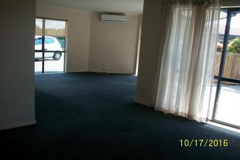 Photo of property in 1/72 Swanson Road, Henderson, Auckland, 0610