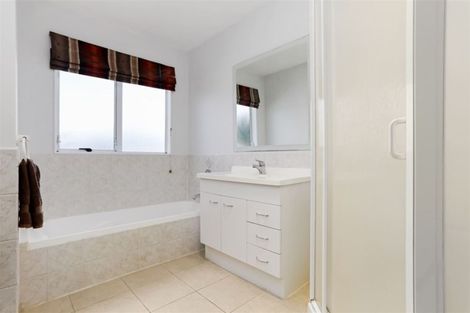 Photo of property in 2/47 Sungrove Rise, Sunnyvale, Auckland, 0612