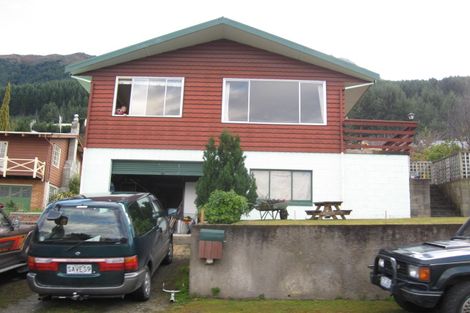 Photo of property in 22 Wynyard Crescent, Fernhill, Queenstown, 9300