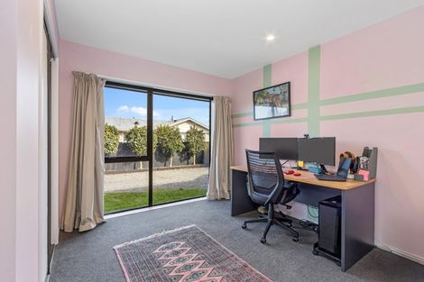 Photo of property in 27 Momorangi Crescent, Redwood, Christchurch, 8051