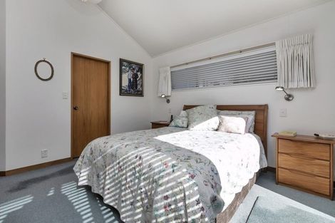 Photo of property in 1/70 Ocean View Road, Northcote, Auckland, 0627