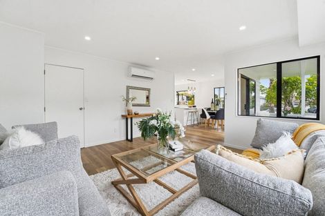 Photo of property in 2/68 Meadowood Drive, Unsworth Heights, Auckland, 0632