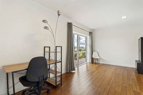 Photo of property in 2/7 Westwell Road, Belmont, Auckland, 0622