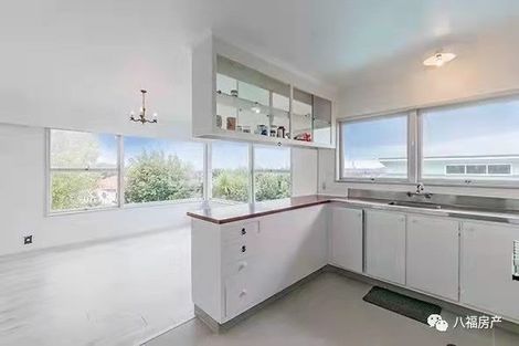 Photo of property in 10 Holdaway Avenue, Northcote, Auckland, 0627