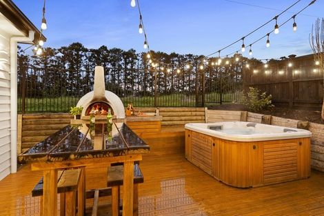 Photo of property in 13 Barrique Road, Kumeu, 0810